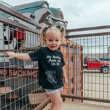 Camiseta para niños pequeños Mi mono me obligó a hacerlo